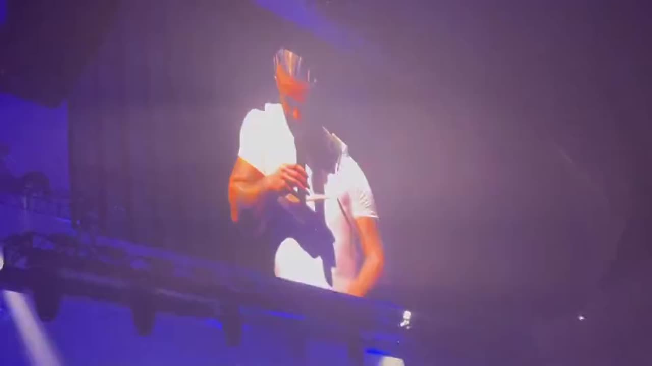 Drake gives $50,000 to fan whose girlfriend left him - Vídeo Dailymotion