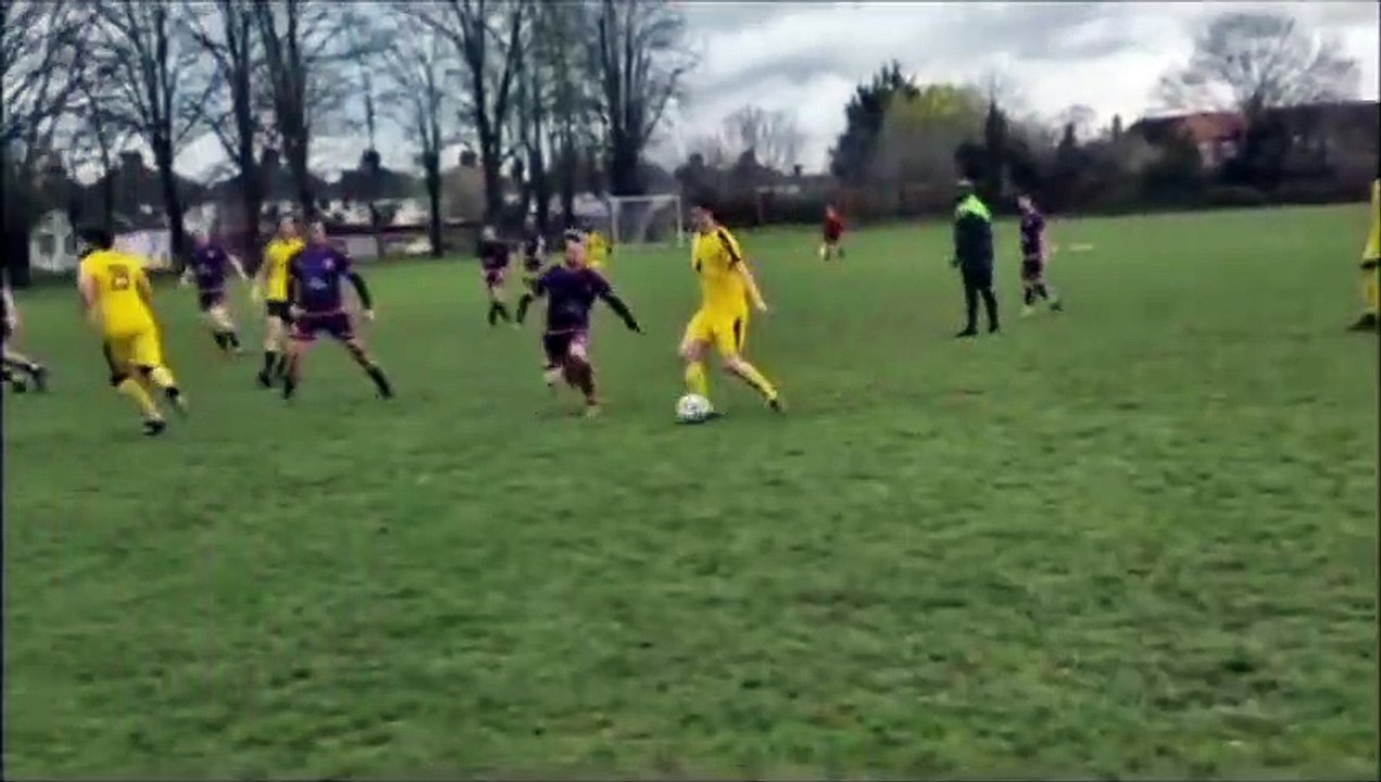 Il marque un but de plus de 60 mètres en reprise de volée (Vidéo) !