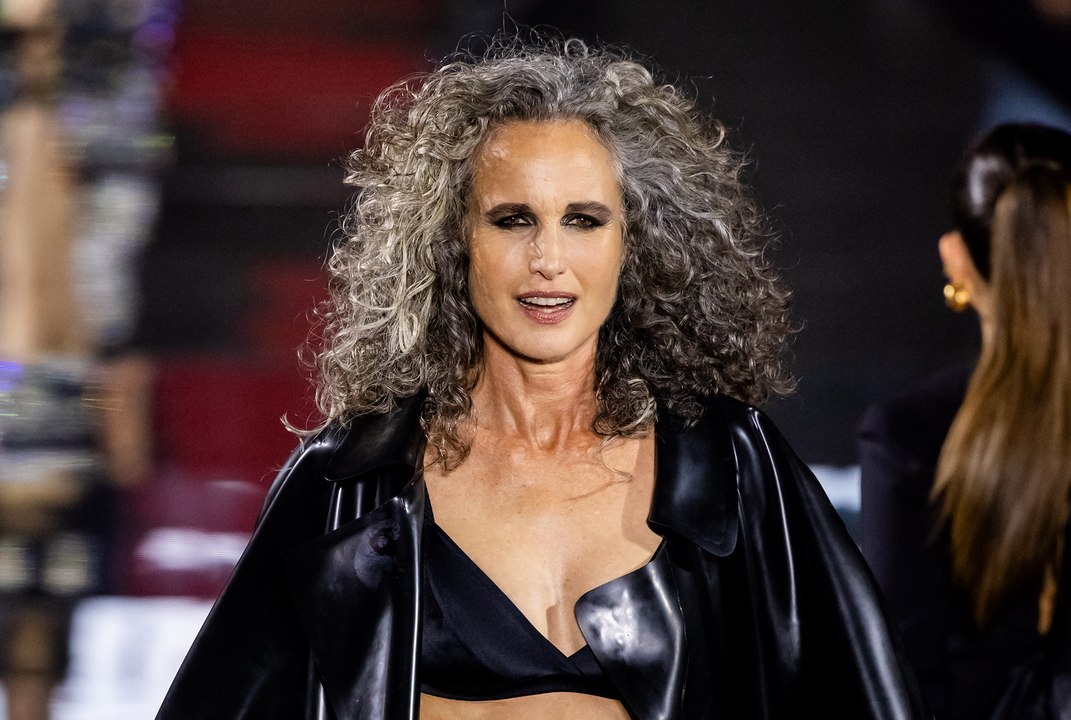 Andie MacDowell dévoile ses cheveux blancs : « C’est avec cette couleur que je me sens belle et à l’aise, faire des colorations est un choix » Elle se confie au défilé L’Oréal Paris