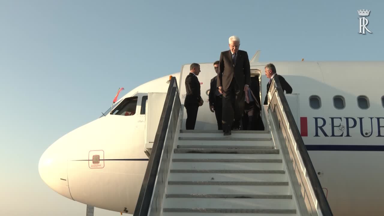 Mattarella in Portogallo, l'arrivo a Porto per il vertice del Gruppo Arraiolos