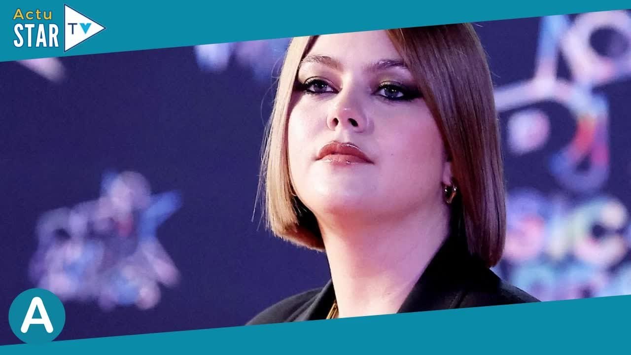 Louane en brassière et jupe d'écolière aux NRJ Music Awards, elle se lâche à des milliers de km de s