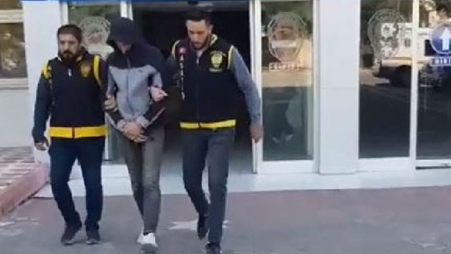 Yaşlı kadının evine girip bileziğini gasp etti