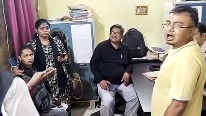 The doctor who was being treated in the van was pressured to move