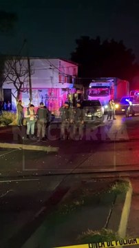 #Preliminar Un vehículo terminó impactado contra un poste de CFE luego de una intensa persecución policíaca en Tlaquepaque #GuardiaNocturna