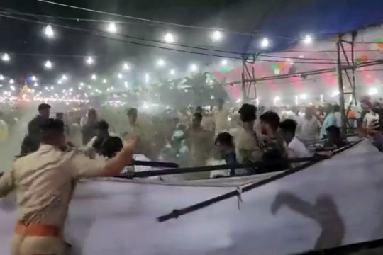 Video: रशियन डांसर के ठुमके देख बेकाबू हुई भीड़, पुलिस ने दौड़ा-दौड़ाकर पीटा