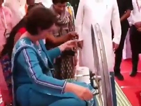 Priyanka Gandhi In Kanker : 'पंचायत राज महासम्मेलन' में प्रियंका गांधी ने चलाया चरखा, देखें video
