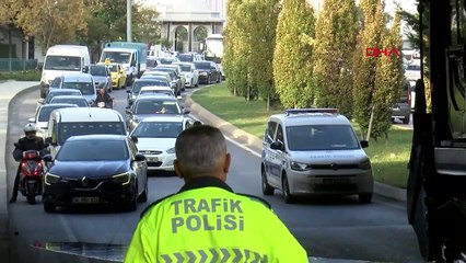 Le matériel de chantier transporté par le camion est resté coincé sous le pont à Kartal