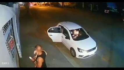 Il a tiré et tiré sur le pitbull qui l'a attaqué, lui et sa fille ! Ces moments sont filmés