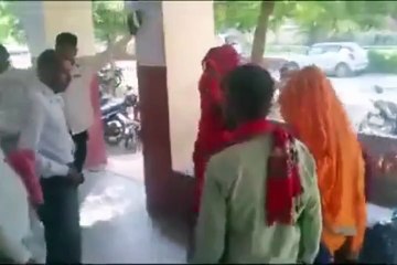 Video : महिला ने सरेआम ससुर और पति को जमकर धोया, वीडियो वायरल
