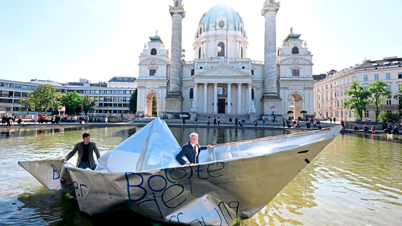NGOs lassen überdimensionales Papierboot vor Wiener Karlskirche zu Wasser