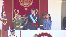 Los Reyes y Leonor saludan a los políticos presentes en el acto del 12-O