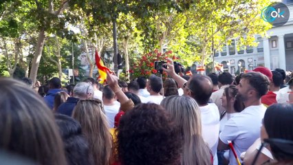 Sánchez no logró evitar la pitada alejando al público de la tribuna: "Es un cobarde pero nos va a oír"