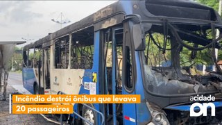 Incêndio destrói ônibus que levava 20 passageiros