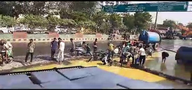 पलटा 'घी' का टैंकर, बाल्टियां भर-भरकर ले गए लोग, देखे वीडियो...