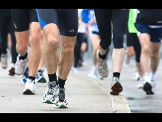 VIDEO: A bout de force, un triathlète perd complètement le contrôle de son corps