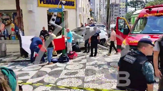 SUV invade calçada e atropela pessoas no Centro de Curitiba