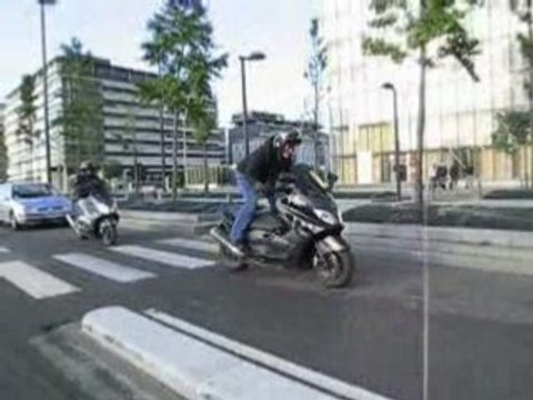 Incroyable Video Wheeling en Tmax par Vince94 (au ralenti)