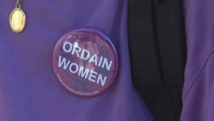 Protesta fuori dal Vaticano: Chiesa apra a sacerdoti e vescovi donne