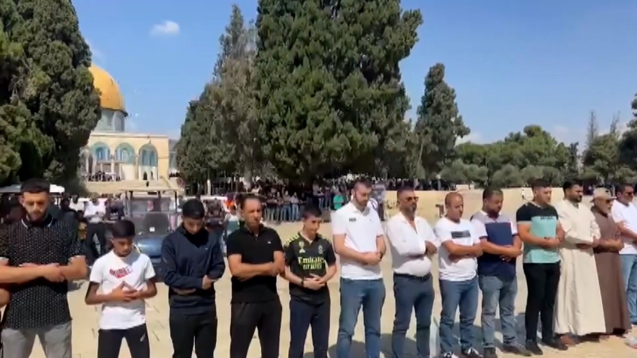 آلاف الفلسطينيين يؤدون صلاة الجمعة بالمسجد الأقصى