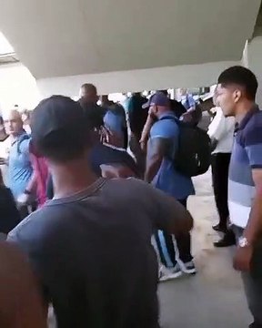 VÍDEO: Jogadores do Bahia são cobrados por torcedores no aeroporto