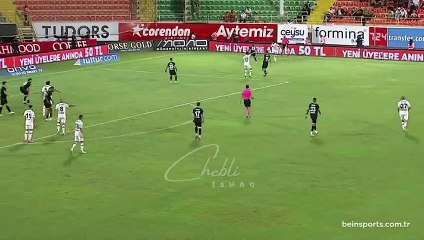 Magnifique passe décisive de Sofiane Feghouli