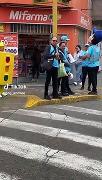 Hombre vestido de semáforo sorprende a transeúntes con su forma de trabajar