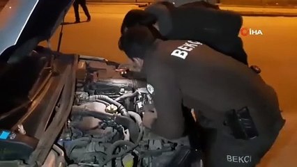 Polis ve bekçiler otomobilde kedi kurtarma operasyonu gerçekleştirdi