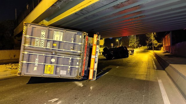 Bakırköy'de köprünün altına çarpan TIR devrildi