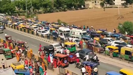 Tải video: बागेश्वर धाम पंडित धीरेंद्र शास्त्री की कथा में भारी भीड़, लगा जाम