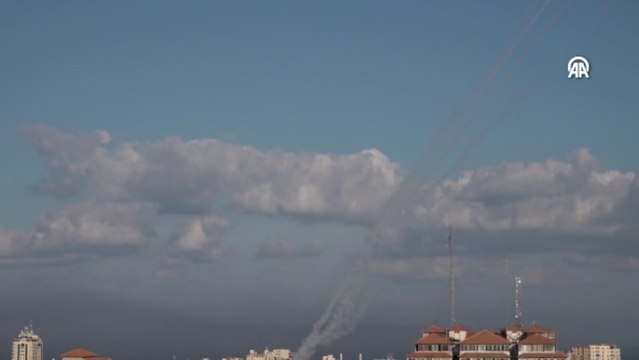 Gazze'den İsrail'e yüzlerce roket fırlatıldı