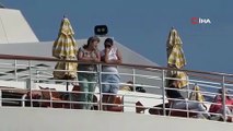 Bornozlu Rus turisti gören cep telefonuna sarıldı