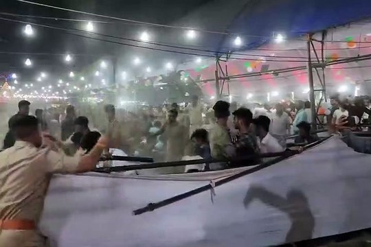 Video: झांसी में पुलिस ने दौड़ा-दौड़ाकर भांजी लाठियां, प्राइवेट बाउंसरों ने बेल्टों से युवकों को पीटा