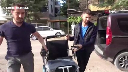 Télécharger la video: Akülü tekerlekli sandalyesine kavuştu, sevinç gözyaşları döktü: Serebral palsi hastası Sena'nın mutlu günü