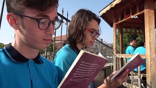 Bu okula kitap getirenin aracı bedava yıkanıyor