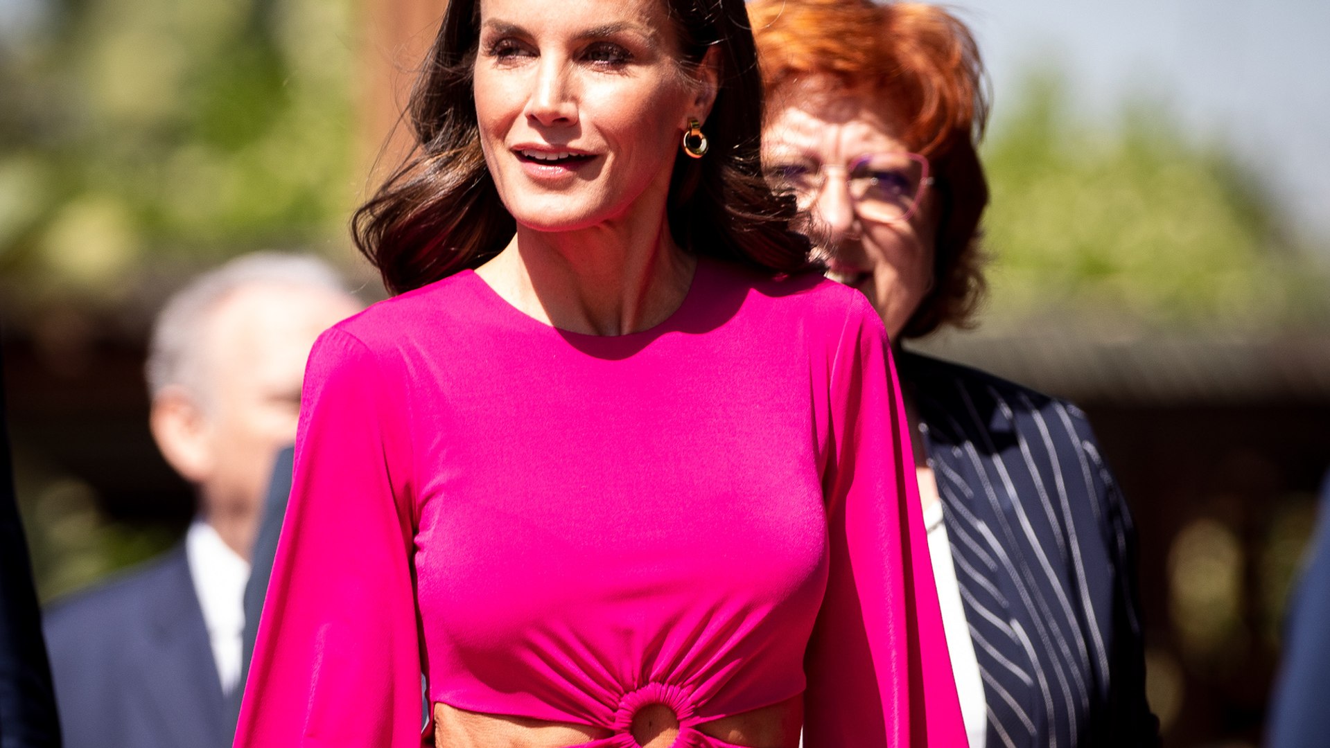 �ltimamente Do�a Letizia no deja de sorprendernos con sus looks. Hoy ha estrenado un vestido fucsia que dejaba ver sus bien trabajados abdominales.