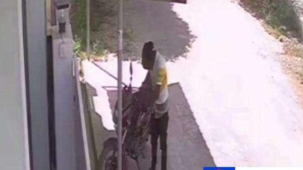 కాకినాడ జిల్లా: పట్ట పగలే బైక్ చోరీకి యత్నం... సీసీ వీడియో