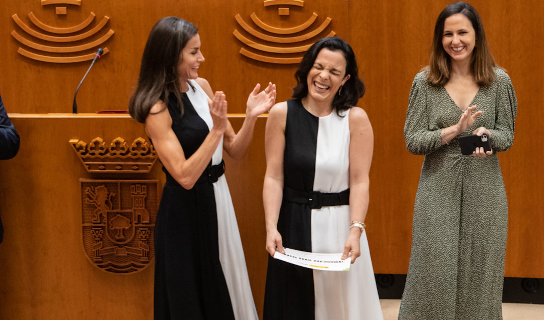 Cuando se compra en tiendas de moda pronta, es muy posible llegar a un sitio y no ser la �nica que lleva un vestido, una falda o una camisa. Es lo que le ha sucedido hoy a la Reina Letizia.