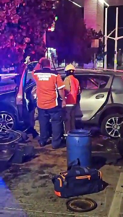 #EnVivo Fuerte accidente en avenida Juan Gil Preciado deja a un hombre prensado en su auto #GuardiaNocturna