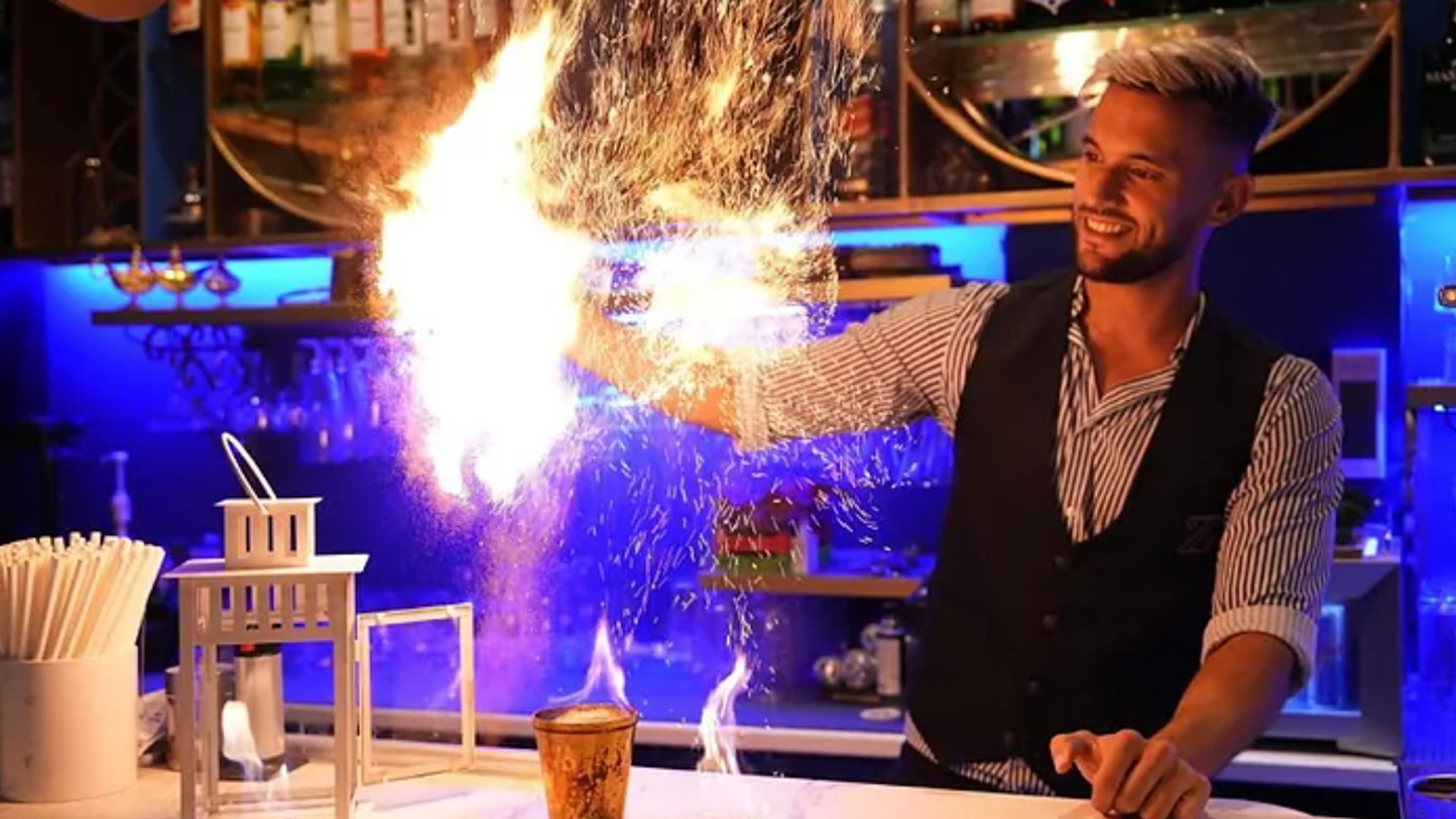 El bar-cocteler�a Zafyro recrea cada tarde y noche la magia de los mejores musicales de la historia