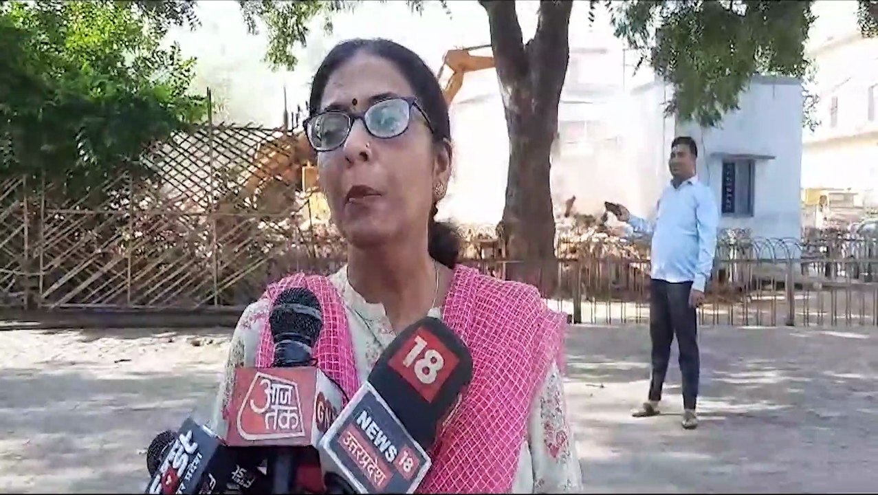 Video: 50 साल से पुलिसकर्मियों का था कब्जा, नगर निगम ने बुलडोजर चलाकर अपनी जमीन कराई खाली
