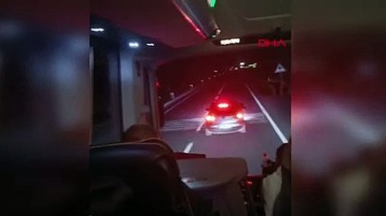 Yolcu otobüsünün önünü kesip, camını kırdılar