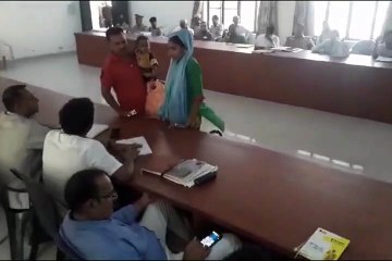 Video: फरियाद लेकर खड़े रहे फरियादी, लूडो खेलते रहे अधिकारी