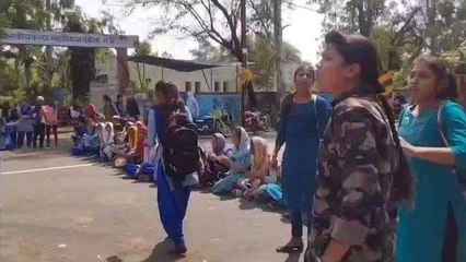 सागर: सड़क पर बैठी छात्राएं,हाईवे किया जाम,जाने मामला