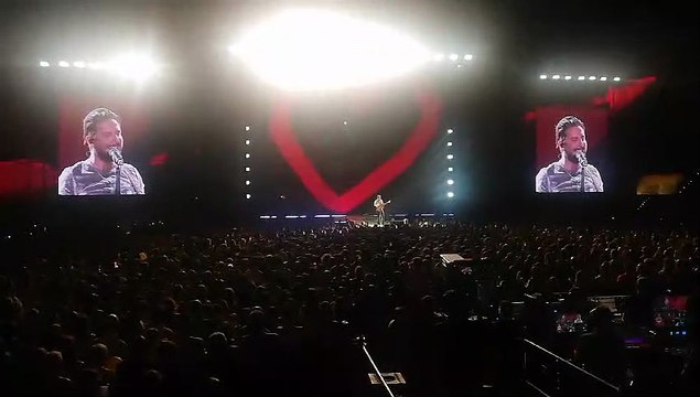 Manuel Carrasco pone el broche a su concierto en Córdoba con la canción que ha escrito a la ciudad