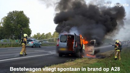 Bestelwagen vliegt spontaan in brand op A28