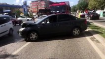 Sancaktepe'de Kırmızı Işıkta Geçen Araç Sürücüsüne Çarpmamak İçin Manevra Yapan Otomobil Sürücüsü, Bir Başka Araça Çarptı