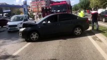 Le conducteur de la voiture qui a manœuvré pour éviter de heurter le conducteur qui a brûlé le feu rouge à Sancaktepe a heurté un autre véhicule.