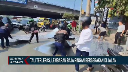 Puluhan Lembar Baja Ringan Jatuh dari Atap Minibus dan Nyaris Timpa Pengendara Lain