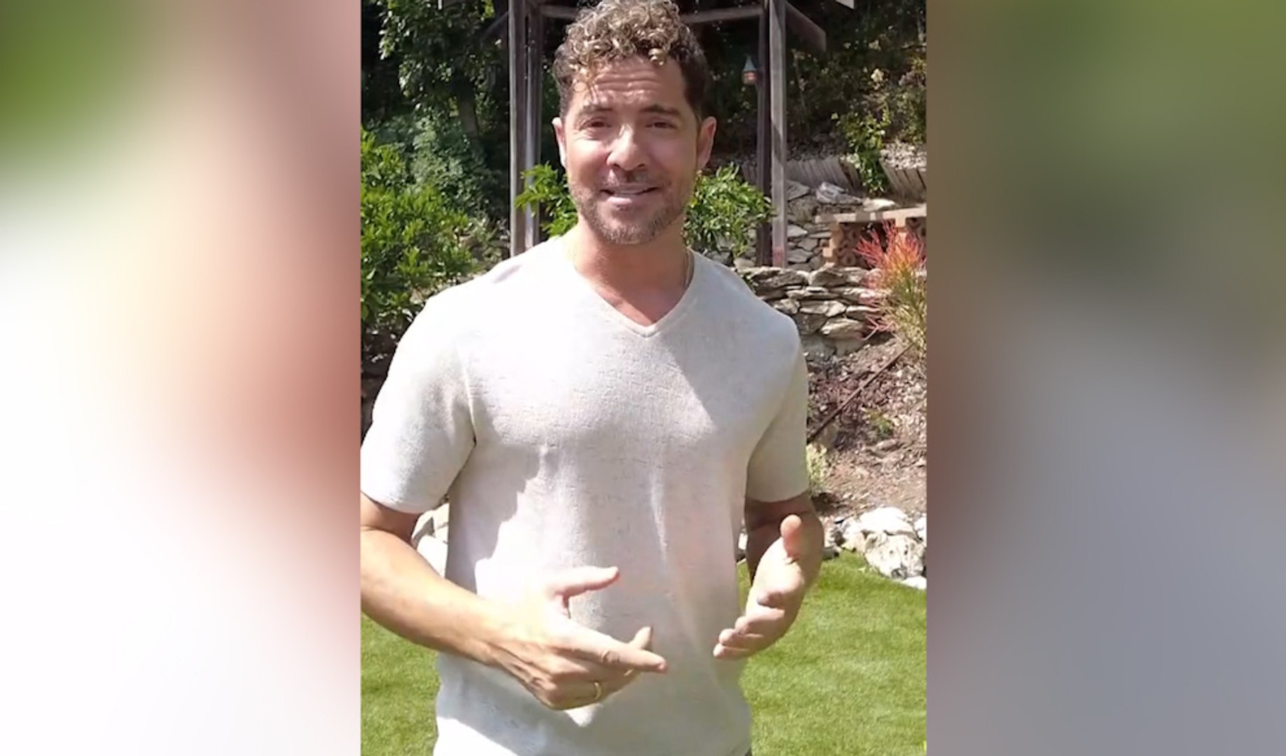 El cantante ha subido un v�deo a TikTok en el que explica el por qu� de este saludo que se viraliz� la pasada semana.