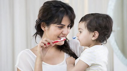 Baby को Brush किस Age में कराना चाहिए | At What Age Brush Baby Teeth | Boldsky